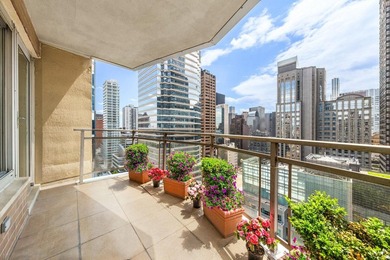 Sun-drenched and beautifully appointed corner two-bedroom - photo 3