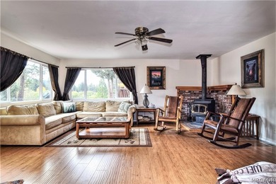 Location... Location... Location, this beautifully 3 bedroom, 2 - photo 6