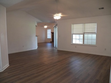Newly Renovated! New Paint, New LVP Flooring, New ceiling fans - photo 2