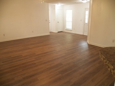 Newly Renovated! New Paint, New LVP Flooring, New ceiling fans - photo 4