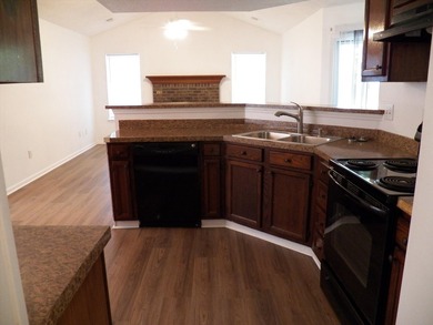 Newly Renovated! New Paint, New LVP Flooring, New ceiling fans - photo 5