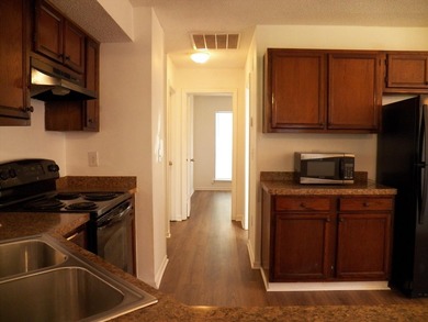 Newly Renovated! New Paint, New LVP Flooring, New ceiling fans - photo 7