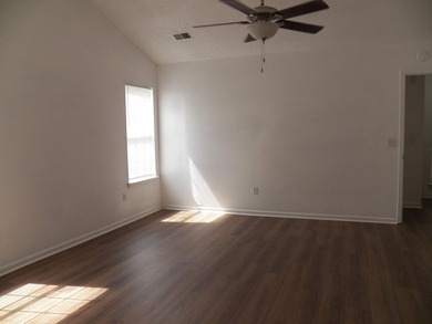 Newly Renovated! New Paint, New LVP Flooring, New ceiling fans - photo 9