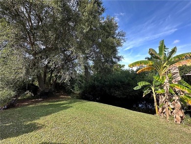 Located at the end of a quiet cul-de-sac, this waterfront duplex - photo 3