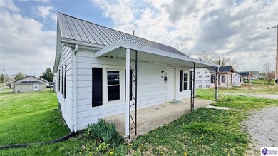 Charming and move-in ready, this 728 sq ft home is conveniently - photo 3