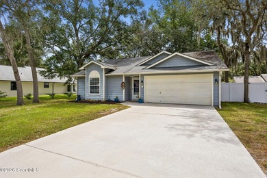 Welcome to this charming 3-bedroom, 2-bedroom in downtown St - photo 2