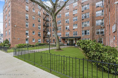 Welcome to this beautiful and spacious 3-bedroom, 2-bath co-op - photo 2