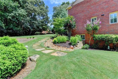 This lovely end-unit townhome in Roswell has been beautifully - photo 46