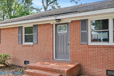 Outstanding HGTV brick rancher! Oversized attached garage! Open - photo 4