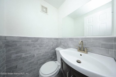 Welcome to 32 Amanda Ct, a spacious townhouse located in the - photo 6