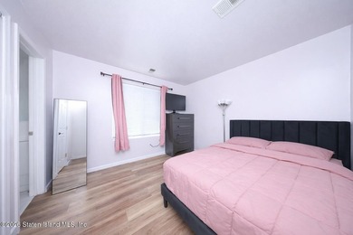 Welcome to 32 Amanda Ct, a spacious townhouse located in the - photo 9