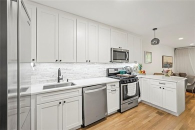 This stunning 3 bedroom, 1 1/2 bath condo with a covered parking - photo 8