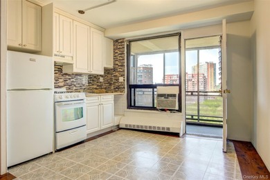 Sun-Splashed High-Floor Retreat: Pristine Studio Co-op in - photo 2