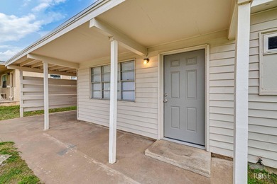 Cute as can be! This adorable 2 bedroom, 1 bath home is move-in - photo 3