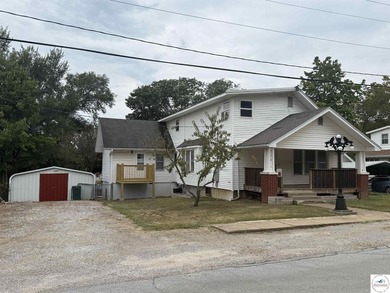 This Large 5 bedroom, 3 bath home combines comfort and - photo 3