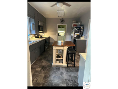 This Large 5 bedroom, 3 bath home combines comfort and - photo 10
