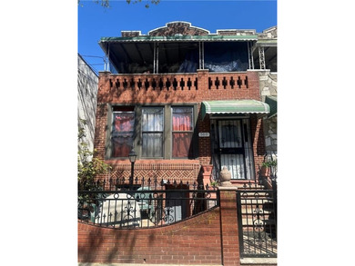 *property is currently occupied* BROWNSVILLE, MASSIVE 4 BEDROOM - photo 1