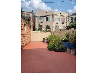 *property is currently occupied* BROWNSVILLE, MASSIVE 4 BEDROOM - photo 7