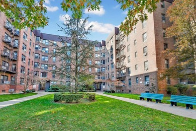 Presenting a top-floor one-bedroom, one-bath co-op residence - photo 1