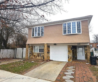 Great find! large 2 Family house in a very desirable location. 1 - photo 1