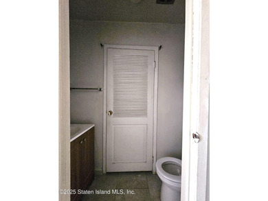 Great find! large 2 Family house in a very desirable location. 1 - photo 3
