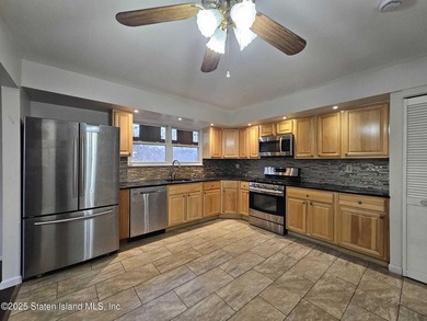 Great find! large 2 Family house in a very desirable location. 1 - photo 7