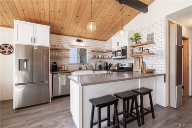 Spectacular Moonridge Retreat! Ideally located just moments from - photo 3