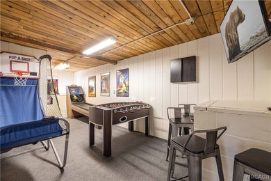 Spectacular Moonridge Retreat! Ideally located just moments from - photo 5
