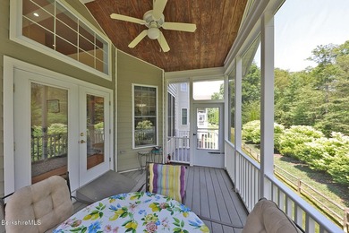 Beautiful end-unit property featuring soaring ceilings and - photo 11