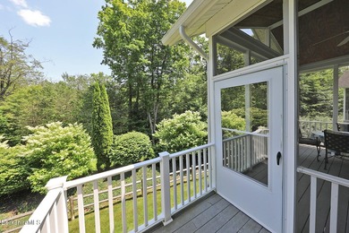 Beautiful end-unit property featuring soaring ceilings and - photo 12
