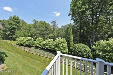 Beautiful end-unit property featuring soaring ceilings and - photo 13