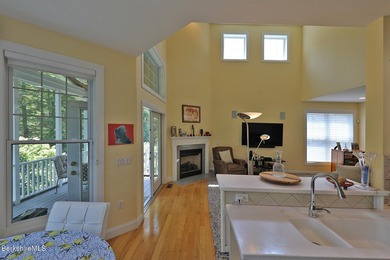 Beautiful end-unit property featuring soaring ceilings and - photo 14