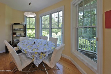 Beautiful end-unit property featuring soaring ceilings and - photo 15