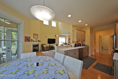 Beautiful end-unit property featuring soaring ceilings and - photo 16