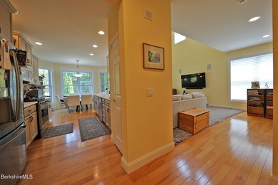 Beautiful end-unit property featuring soaring ceilings and - photo 17