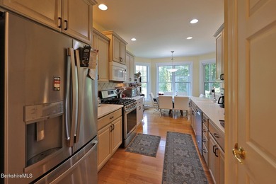 Beautiful end-unit property featuring soaring ceilings and - photo 18