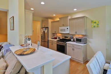 Beautiful end-unit property featuring soaring ceilings and - photo 20
