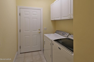 Beautiful end-unit property featuring soaring ceilings and - photo 21