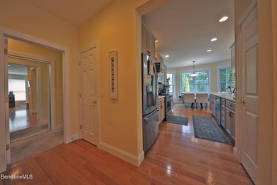 Beautiful end-unit property featuring soaring ceilings and - photo 22