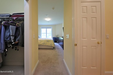 Beautiful end-unit property featuring soaring ceilings and - photo 24