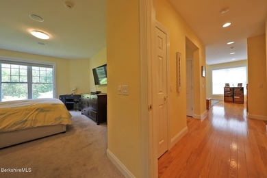Beautiful end-unit property featuring soaring ceilings and - photo 25
