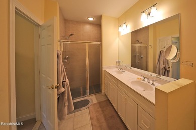 Beautiful end-unit property featuring soaring ceilings and - photo 26