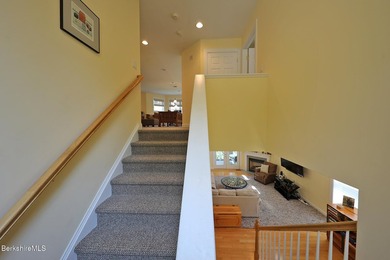Beautiful end-unit property featuring soaring ceilings and - photo 28