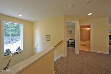 Beautiful end-unit property featuring soaring ceilings and - photo 29