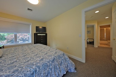 Beautiful end-unit property featuring soaring ceilings and - photo 31