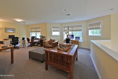 Beautiful end-unit property featuring soaring ceilings and - photo 34