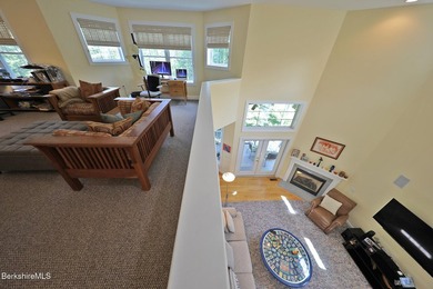 Beautiful end-unit property featuring soaring ceilings and - photo 36