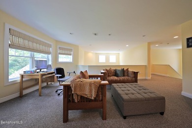 Beautiful end-unit property featuring soaring ceilings and - photo 37