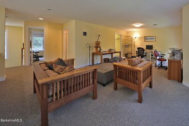 Beautiful end-unit property featuring soaring ceilings and - photo 38