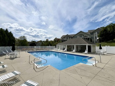 Beautiful end-unit property featuring soaring ceilings and - photo 43
